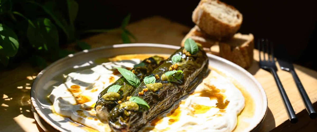 Courgettes rôties entières au bouillon et yaourt